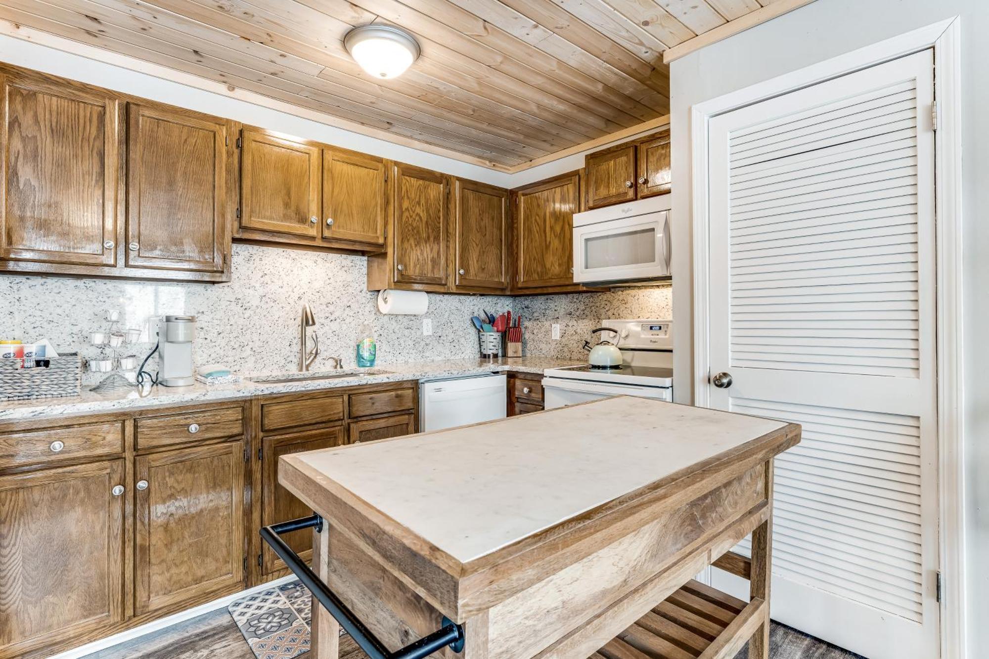 Pinnacle Beech Mountain Room photo
