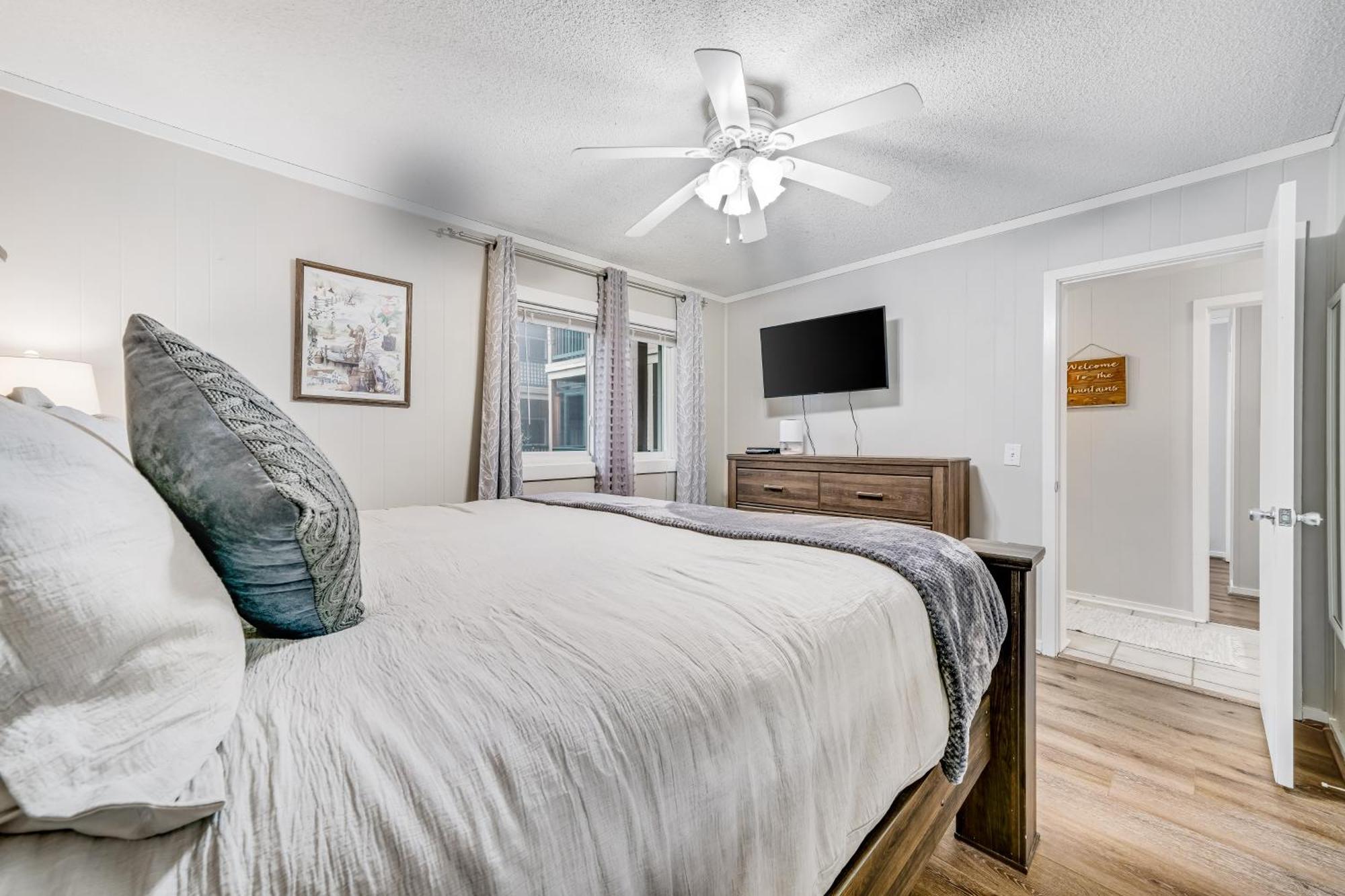Pinnacle Beech Mountain Room photo